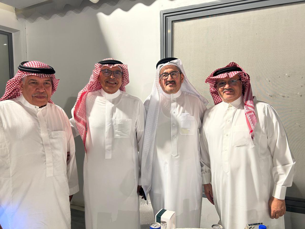 ما اجمل وأروع اصحاب القلوب الطيبة 
جمعتنا غربة الدراسة ✈️ عام ٨٢م
واجتمعت قلوبنا على المحبة الصادقة 
في مناسبة خاصة التقينا 💚
من اليمين 
م. فاروق بحري 
م. عصام فداء 
م جوي جمال مهدلي 
واخوكم الصغير 😍