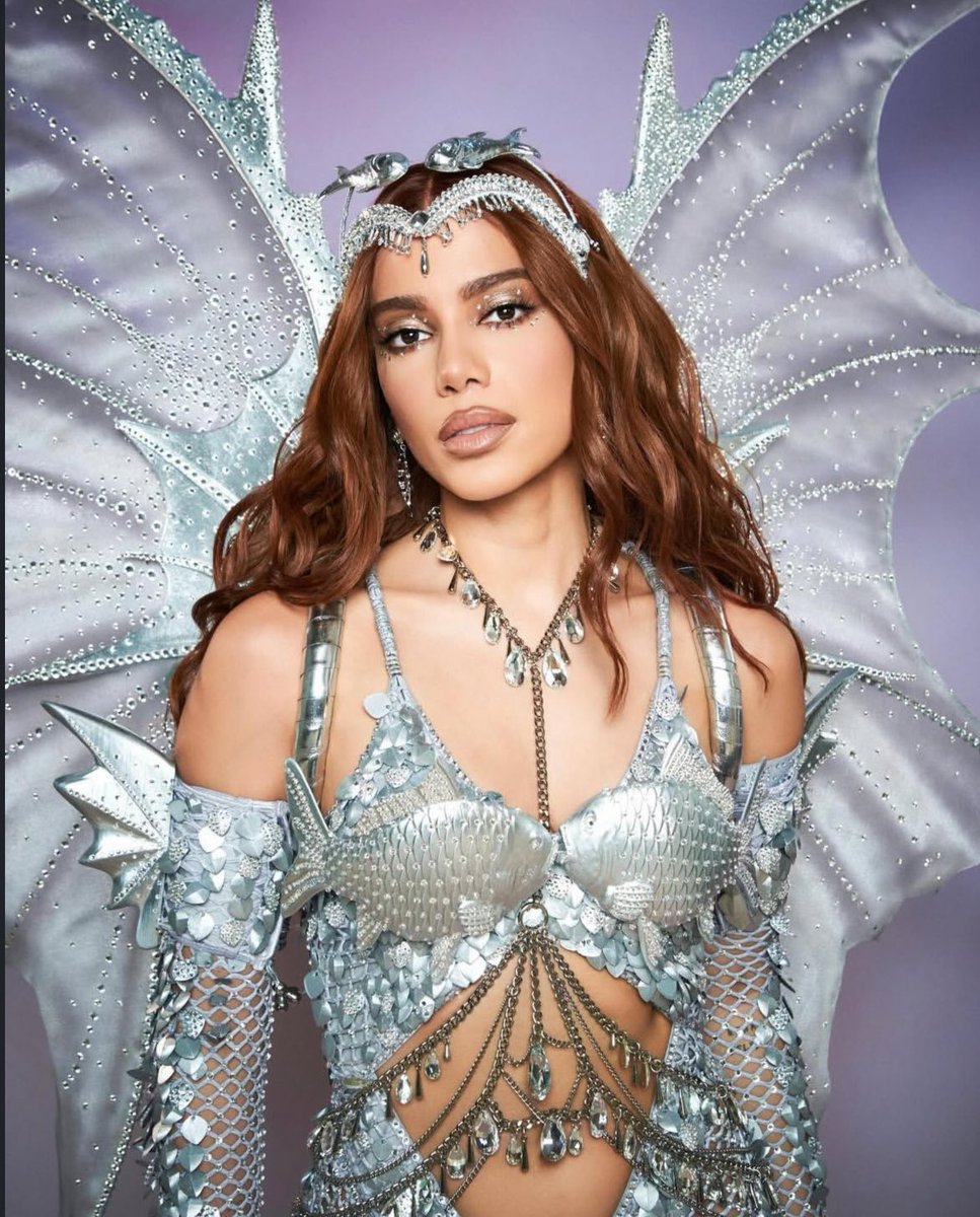 luanittaspirit's tweet photo. Como que a Anitta nao usou esse look babadeiro nos ensaios???? https://t.co/bVH9UcgcN9