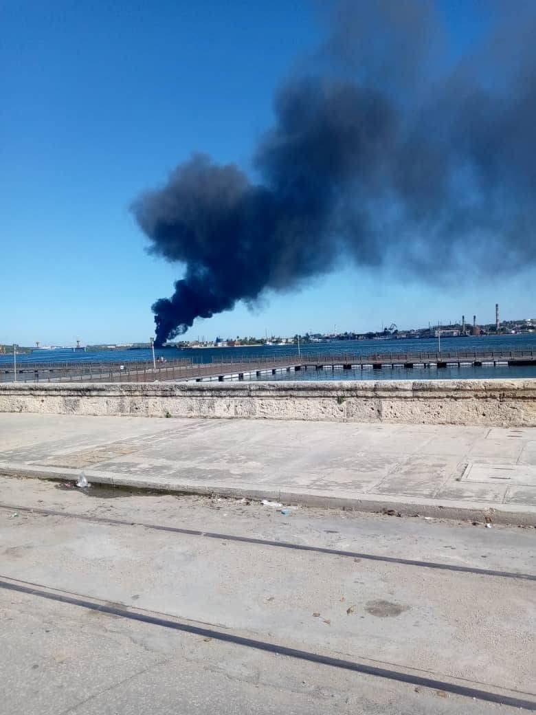 cuba_primero's tweet photo. Último Minuto: Incendio en el interior de la Refinería "Ñico López" en La Habana.
Noticia en desarrollo
#CubaPrimero #Incedio #LaHabana #RefineriaÑicoLopez #Cuba https://t.co/QaQWWuis1l