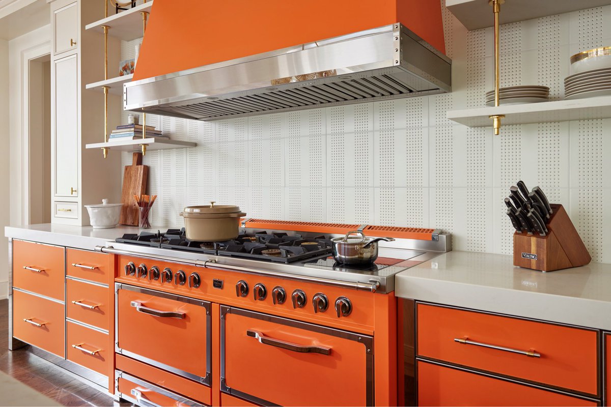 jmichael_studio's tweet photo. Featuring an iconic Viking range seamlessly integrated and color matched with flawless powder coat and polished metallic accents, this handcrafted design creates a statement that makes holidays an unforgettable experience. https://t.co/Ucas3YsPKq