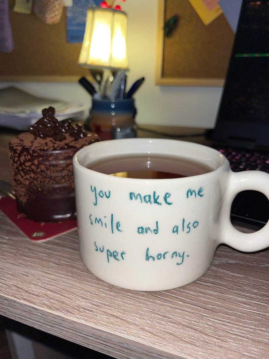 Hanım Hamnet'e bilet almış gelirken livadan çikolatalı pasta aldı üstüne de hediye aldığı kupaya çay yapmış bi de çakacak bu gidişle