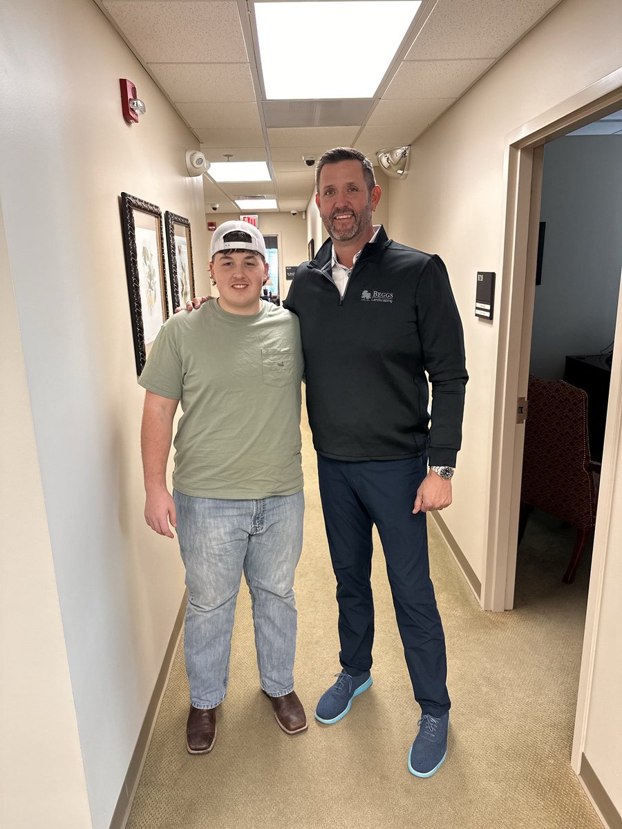 Grateful for the chance to talk ball with former NFL OT Mike Pearson — 2nd round draft pick and All-American at Florida.

Hearing what it takes to play at the next level was an amazing opportunity for me! Appreciate the advice and encouragement. 

Back to work.

5’11” 260 | C/G |