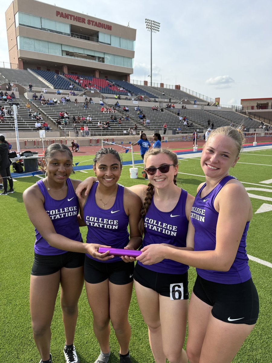 CStatTF's tweet photo. 🔥🔥 Panther Relays 4x200m🔥🔥

JV team of Crenshaw, Dabney-Collins, Johnson-Bailey, &amp; Fletcher place 6th

Varsity team of Foster, Paruchuri, Hapes, &amp; Haenke grab 4th

Continuing to learn and grow with the young #SpeedKills Crew🔥 https://t.co/3pZj6elMvO