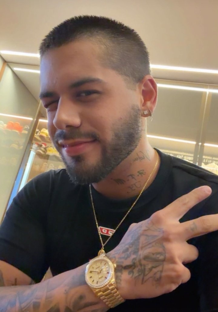 Se benze, e se blinde Zé, de gente falsa o inferno tá cheio