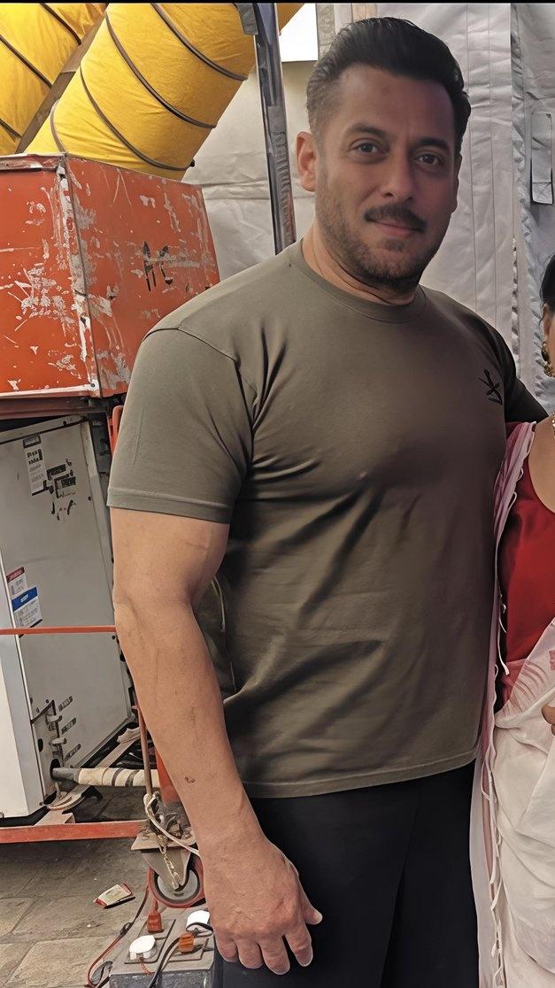 Humain Tum Se Pyaar Kitnaa 
Yeh Hum Nahi Jaantay 
Maggar Jee Nahi Saktay 
Tumharay Binnaa ❤ <a href="/BeingSalmanKhan/">Salman Khan</a> 

I NEED YOU NOW &amp; FOREVER 💕💕💕💕💕💕💕💕💕💕 
LOVE YOU MORE &amp; MORE &amp; MORE 
#SalmanKhan

I'M DYING TO TALK WITH YOU ❤️ 
 CAN WE TALK SIR PLEASE 💞  #SalmanKhan𓃵