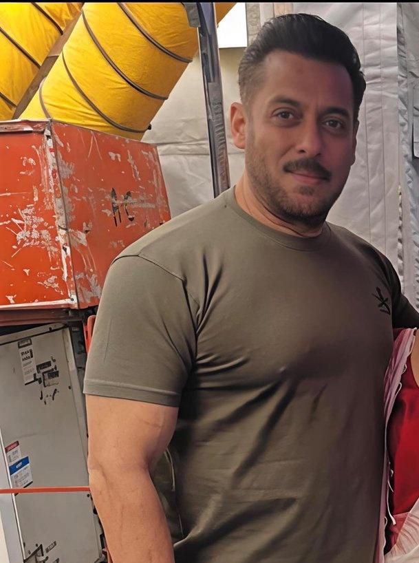 Humain Tum Se Pyaar Kitnaa 
Yeh Hum Nahi Jaantay 
Maggar Jee Nahi Saktay 
Tumharay Binnaa ❤ <a href="/BeingSalmanKhan/">Salman Khan</a> 

I NEED YOU NOW &amp; FOREVER 💕💕💕💕💕💕💕💕💕💕 
LOVE YOU MORE &amp; MORE &amp; MORE 
#SalmanKhan

I'M DYING TO TALK WITH YOU ❤️ 
 CAN WE TALK SIR PLEASE 💞  #SalmanKhan𓃵