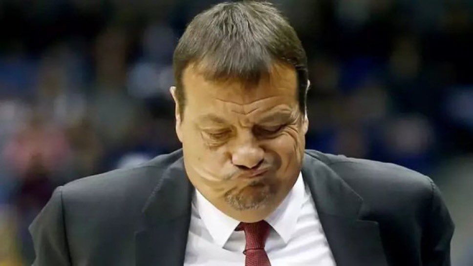 Yunanlar kanlı Kıbrıs şeklinde skandal bir pankart açtı tek kelam etmedi, Samet akaydın Atatürk paylaştı diye panathiakos’ta kadro dışı kaldı tek kelam etmedi, 

şimdide oyuncuları yenilgi sonrası Fenerbahçeli basketbolculara saldırdı 

Ve bu herif basketbol milli takım hocası..