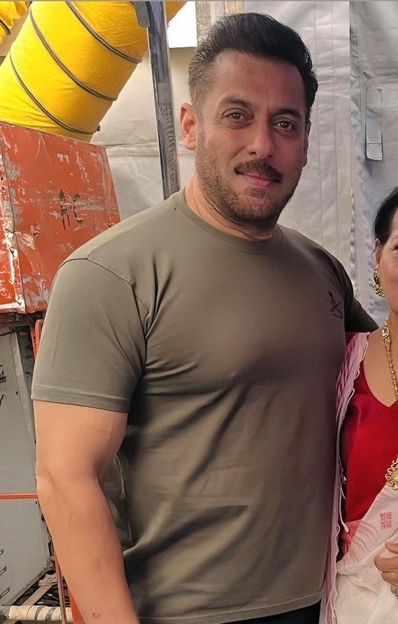 Humain Tum Se Pyaar Kitnaa 
Yeh Hum Nahi Jaantay 
Maggar Jee Nahi Saktay 
Tumharay Binnaa ❤ <a href="/BeingSalmanKhan/">Salman Khan</a> 

I NEED YOU NOW &amp; FOREVER 💕💕💕💕💕💕💕💕💕💕 
LOVE YOU MORE &amp; MORE &amp; MORE 
#SalmanKhan

I'M DYING TO TALK WITH YOU ❤️ 
 CAN WE TALK SIR PLEASE 💞  #SalmanKhan𓃵