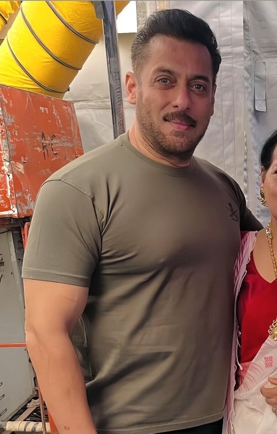 Humain Tum Se Pyaar Kitnaa 
Yeh Hum Nahi Jaantay 
Maggar Jee Nahi Saktay 
Tumharay Binnaa ❤ <a href="/BeingSalmanKhan/">Salman Khan</a> 

I NEED YOU NOW &amp; FOREVER 💕💕💕💕💕💕💕💕💕💕 
LOVE YOU MORE &amp; MORE &amp; MORE 
#SalmanKhan

I'M DYING TO TALK WITH YOU ❤️ 
 CAN WE TALK SIR PLEASE 💞  #SalmanKhan𓃵