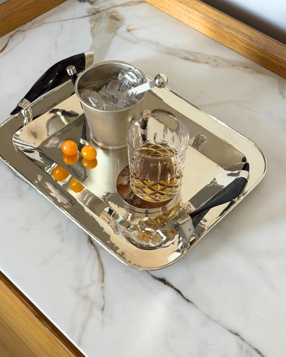 airedelsurstore's tweet image. VALLE HORN — Bar Tray

The art of serving, elevated to object.

Hammered alpaca and natural horn, shaped by hand into a timeless piece conceived for slow rituals and enduring presence.

One of a kind.
Handcrafted in Argentina.

#airedelsur #airedelsurstore
