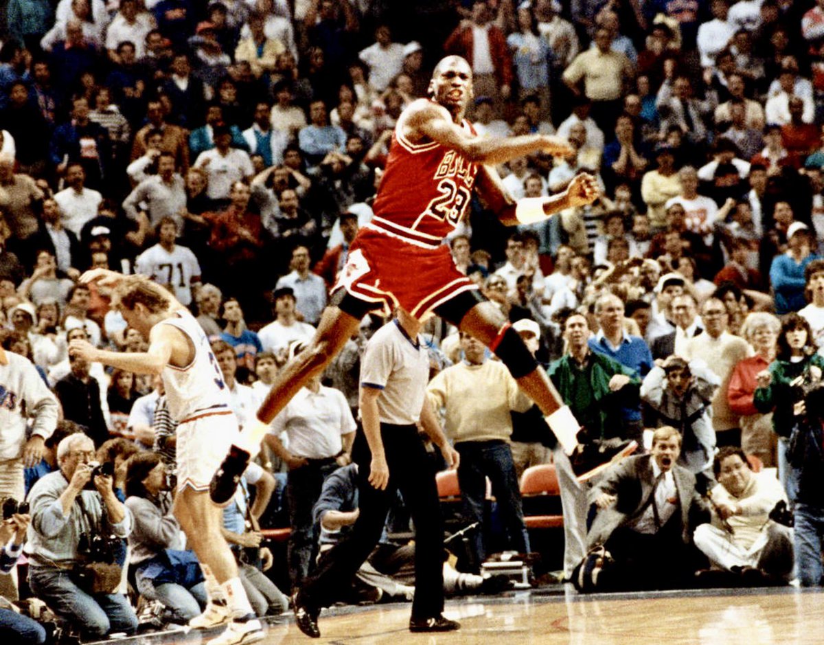 Michael Jordan’in meshur Cleveland buzzer beater’i bacak acikligiyla Wade Baldwin bacak acikligi yarisir 💪