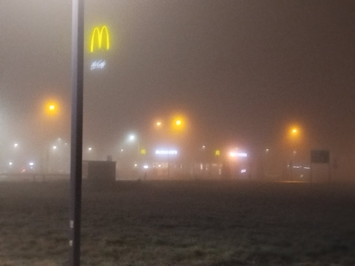 sweterino0's tweet photo. w moich niespokojnych snach widzę tą restaurację 

makdonal https://t.co/PnfkdIVFiW