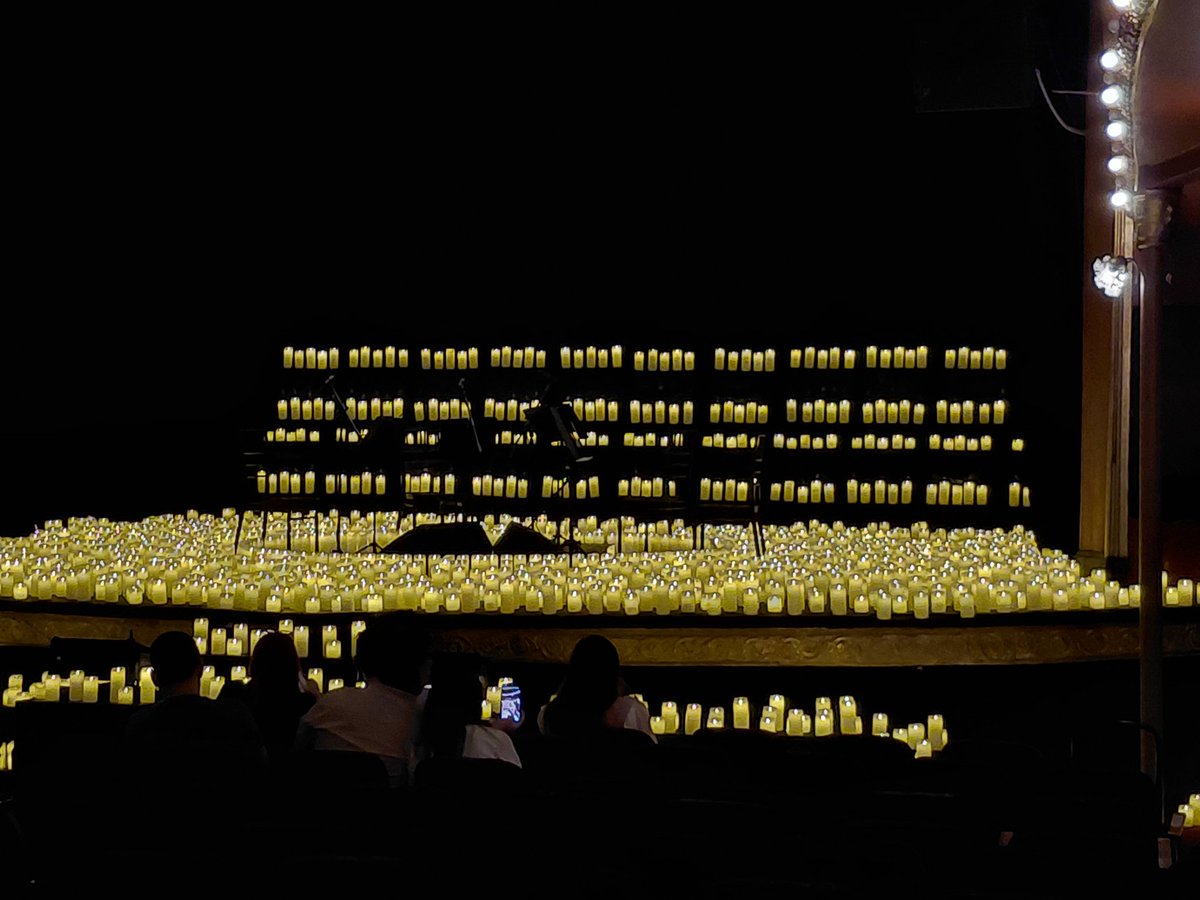 Todos yendo a ver Bad Bunny 
Yo y mi mujer en el candlelight de El Señor de los anillos.