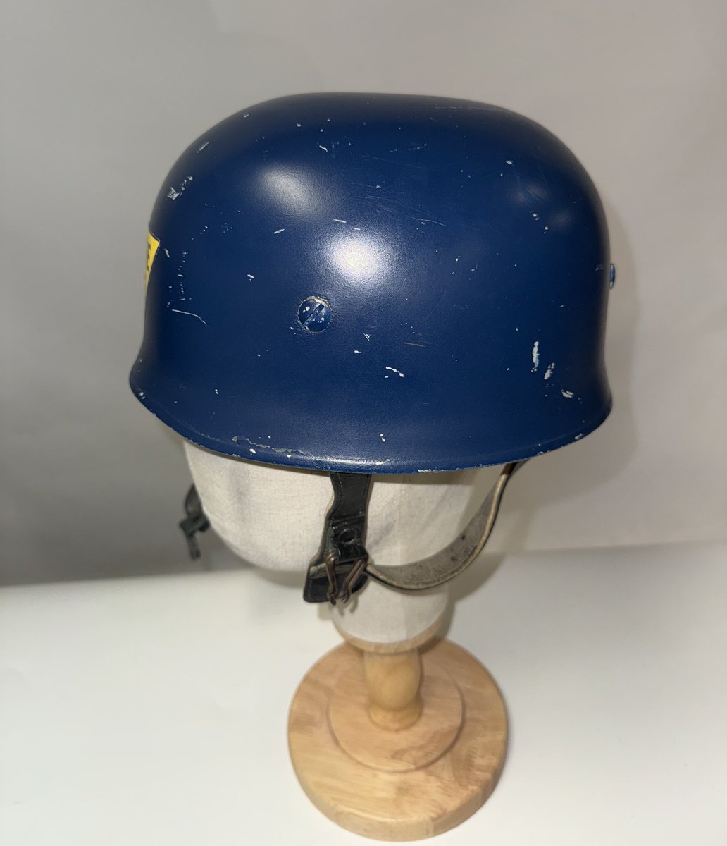 大戦中のドイツ降下猟兵用M38型ヘルメットを模して戦後再生産され