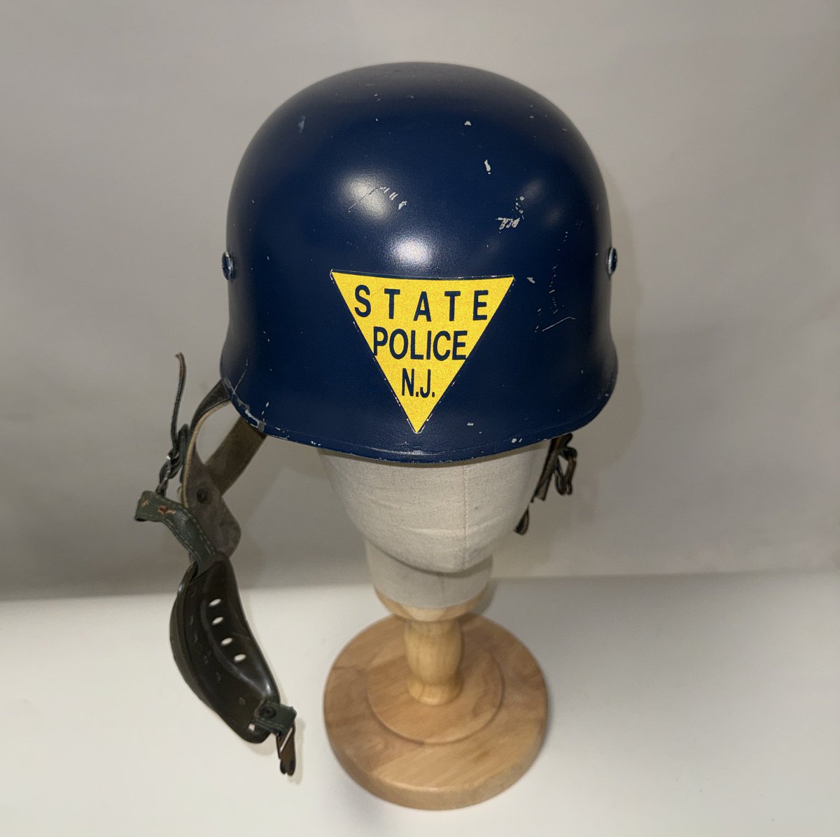 大戦中のドイツ降下猟兵用M38型ヘルメットを模して戦後再生産され