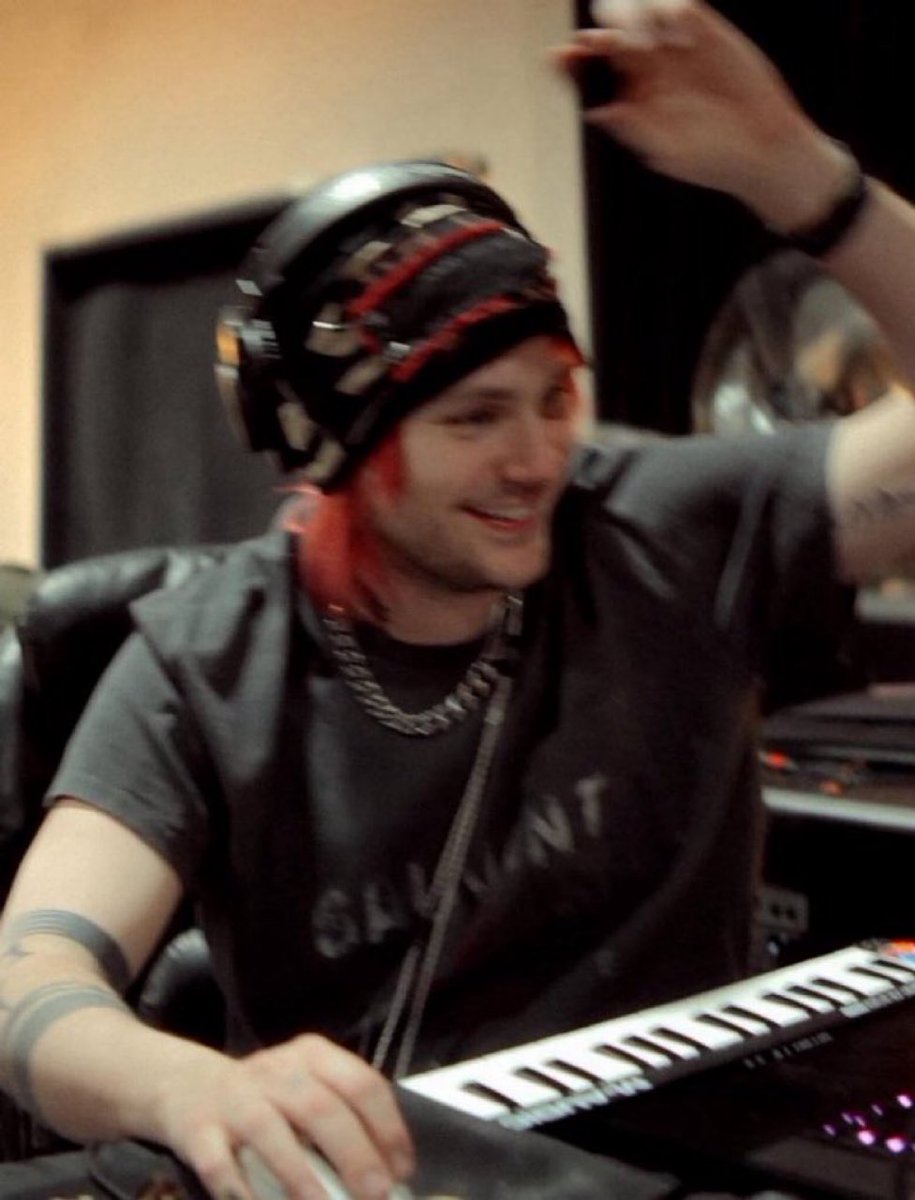 the gayest person u know just put this on their instagram story