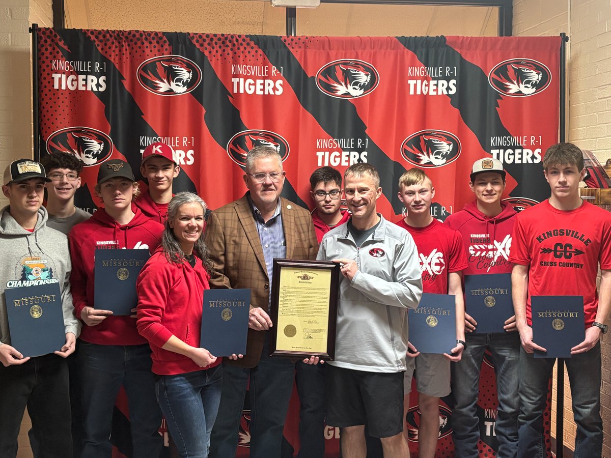 KingsvilleAD's tweet photo. π¨TIGER FANS π¨
Today, the Boys Cross Country team was presented with a Missouri House Resolution recognizing their success this past season. Thank you to @reedyhouserep (Rep Reedy 57th) for taking the time to present the resolution to us today! #TimeoftheTiger #TigersROAR π
πͺπ» https://t.co/TfsOGKXWIu