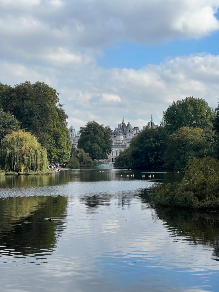 Ivy86946's tweet photo. Strolling through St. James's Park in London is like stepping into a flowing classical painting. In the early morning, a light mist shrouds the lake, and the morning light spills across the shimmering water. https://t.co/NPAIVnkyoo