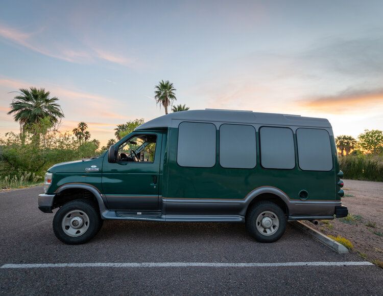 TinyHouseTalk's tweet image. This 2008 Ford E-350 shuttle bus conversion is entirely cedar-lined - walls, ceiling, furniture. Feels like a cabin in the woods. On wheels. Meet Vandalf. Would you convert one? #shuttlebus #vanlife
tinyhousetalk.com/vandalf-shuttl…