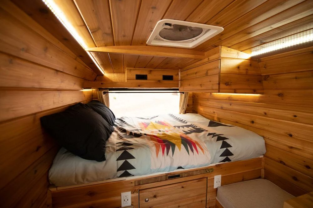 TinyHouseTalk's tweet image. This 2008 Ford E-350 shuttle bus conversion is entirely cedar-lined - walls, ceiling, furniture. Feels like a cabin in the woods. On wheels. Meet Vandalf. Would you convert one? #shuttlebus #vanlife
tinyhousetalk.com/vandalf-shuttl…