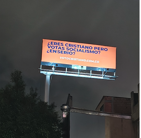 ¿Eres cristiano pero votas socialismo? ¿En serio?"  Estas vallas en Bogotá y Cali esconden algo más que una pregunta provocadora.  Radiografía de VotoCristiano.com.co: vocero sin iglesia, organizaciones fantasma y financiadores ocultos.  🧵 Hilo  blog.hyperconectado.co/index.php/2026…