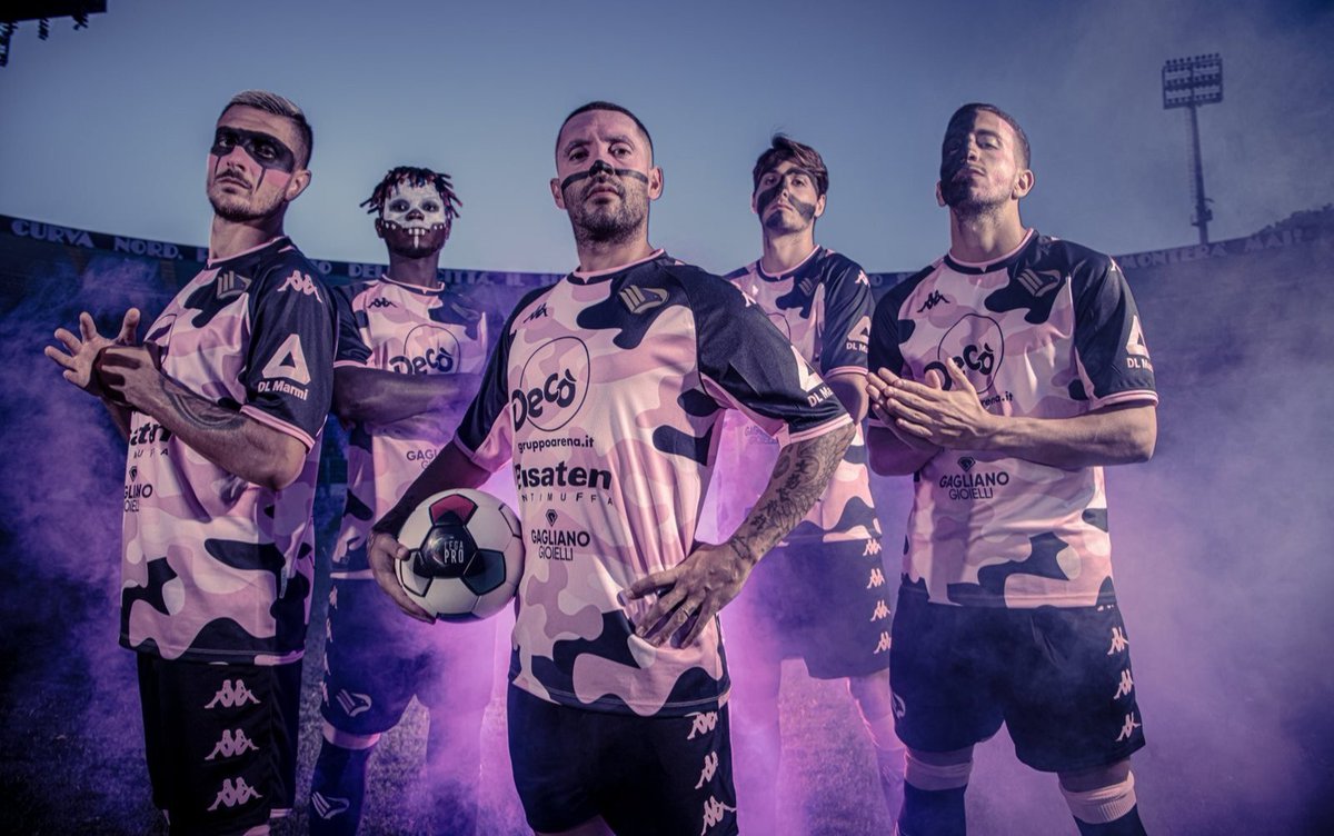 RosaneroUK's tweet photo. Good shirts every year 🩷🖤 https://t.co/0P52J8XBpY