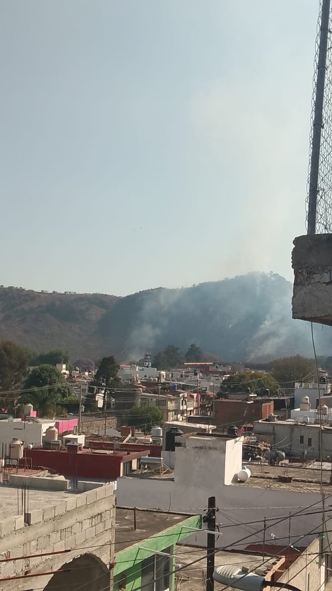 #ReporteCiudadano 🟣En estos momentos se está incendiado el cerro a un costado de Metepec Atlixco.Urge la presencia de bomberos