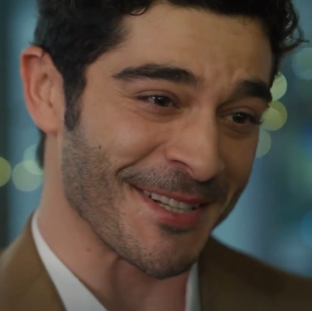 Şu gülüşün güzelliğine bakar mısınız?Biri Burak Deniz'e bu kadar tatlı olmanın yasal olmadığını söyleyebilir mi? Ekran başında eriyip biticez 🫠🔥🎬 #Sahtekarlar #BurakDeniz