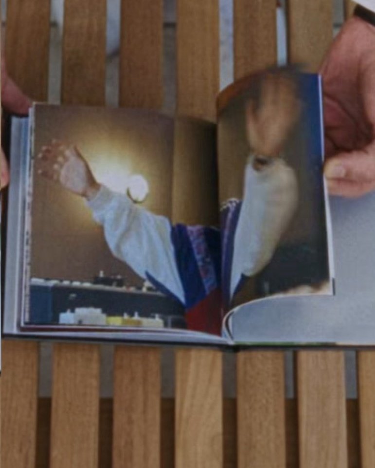 Harry avrà riprodotto la sua versione di "Habemus Papam"? 😂