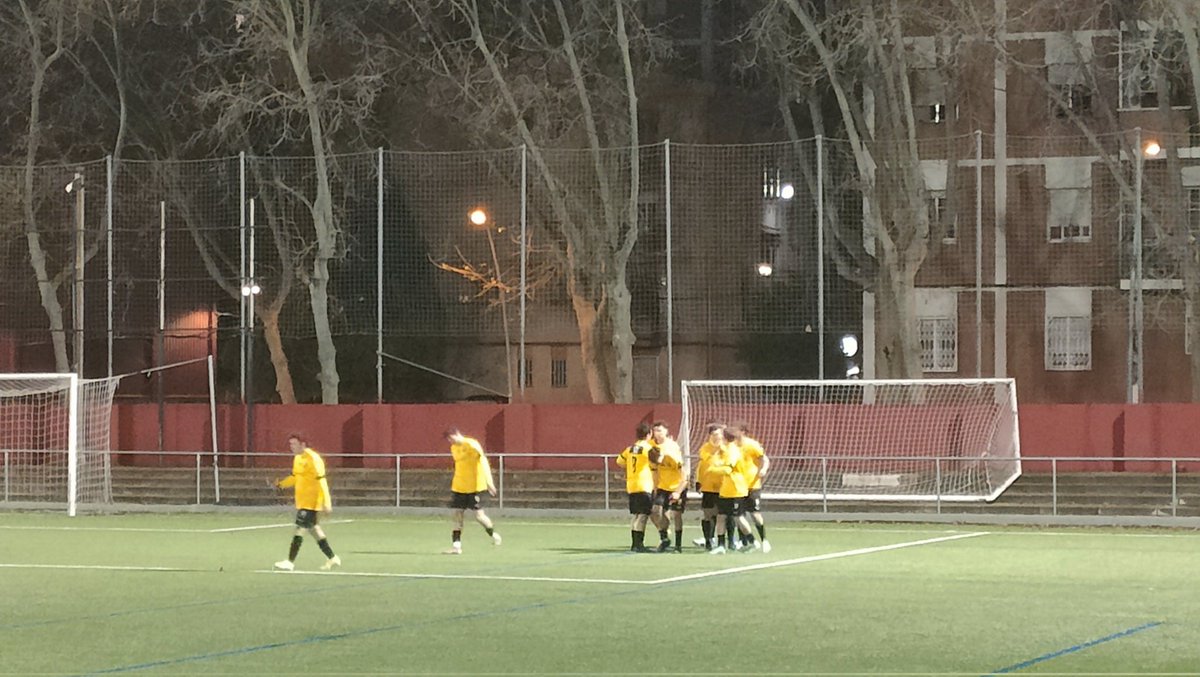 somdelhospi's tweet photo. 🕒 Final a la Verneda
➡️ Inter Barcelona 1-2 @VicRiuprimer
📝 Triomf osonenc en un segon temps ben intens, amb una expulsió a cada bàndol i amb tensió fins l'última acció.
#TheCatalanGroundhopper #FutbolCat #groundhopping #2cat2 https://t.co/n8T9GPK6tq
