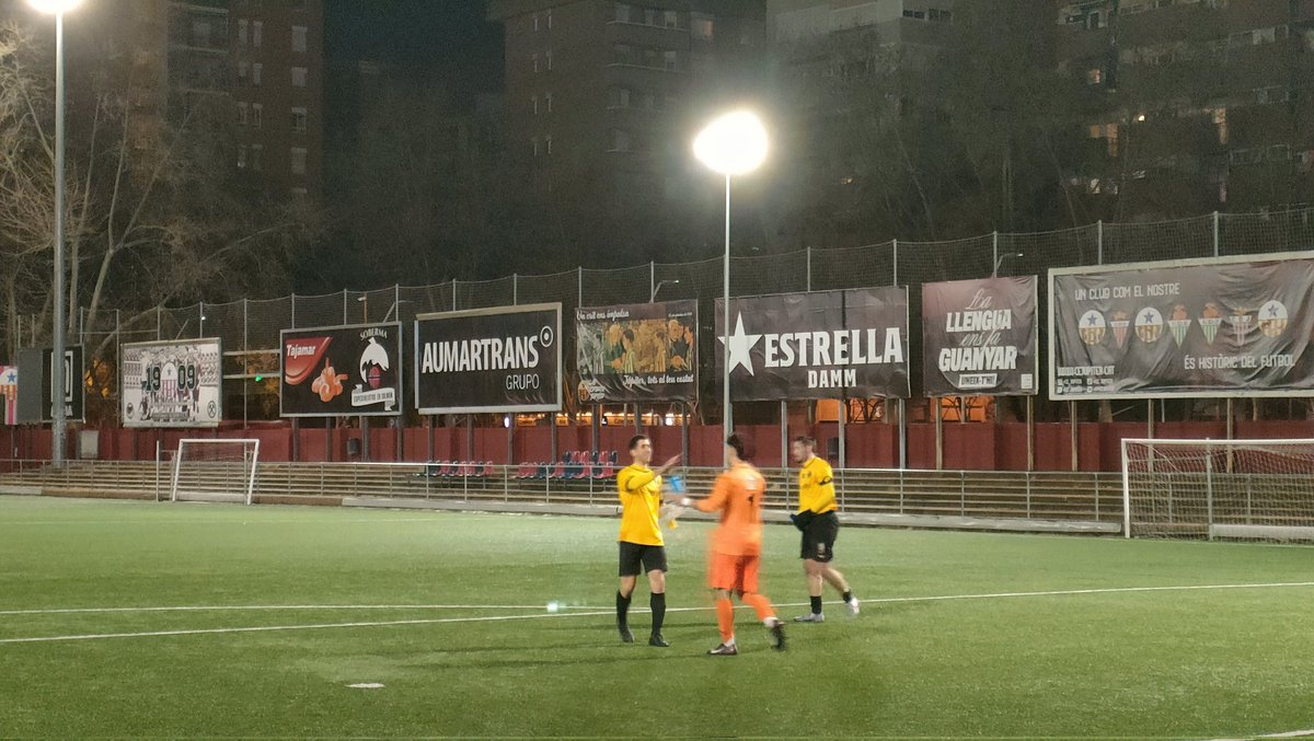 somdelhospi's tweet photo. 🕒 Final a la Verneda
➡️ Inter Barcelona 1-2 @VicRiuprimer
📝 Triomf osonenc en un segon temps ben intens, amb una expulsió a cada bàndol i amb tensió fins l'última acció.
#TheCatalanGroundhopper #FutbolCat #groundhopping #2cat2 https://t.co/n8T9GPK6tq