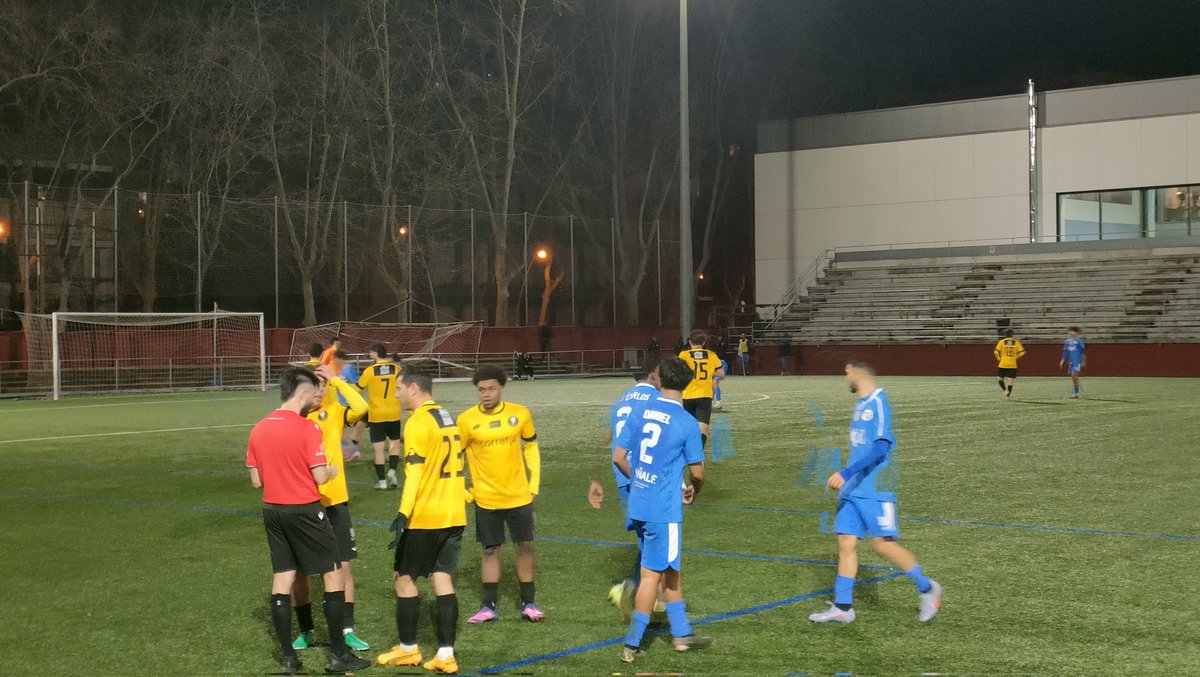 somdelhospi's tweet photo. 🕒 Final a la Verneda
➡️ Inter Barcelona 1-2 @VicRiuprimer
📝 Triomf osonenc en un segon temps ben intens, amb una expulsió a cada bàndol i amb tensió fins l'última acció.
#TheCatalanGroundhopper #FutbolCat #groundhopping #2cat2 https://t.co/n8T9GPK6tq