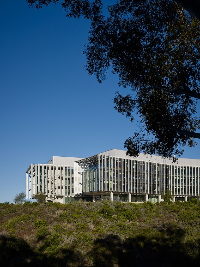 Architizer's tweet photo. Organized around 13 large “collaboratories,” this research building clusters interdisciplinary teams into shared lab environments designed to accelerate cross-field innovation.

📍 San Diego, USA #ArchitizerAwards
Project by: Perkins&amp;Will
Details: https://t.co/8tmWsOjzvp https://t.co/3HlkpjJdg2