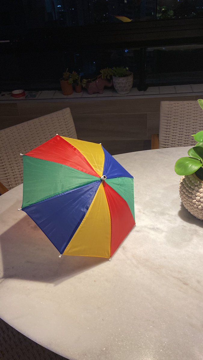 Marcelauto's tweet image. Escutar o barulhinho bom do frevo na rua entrando por todos os lugares da minha casa me enche de alegria . Viva o Carnaval.