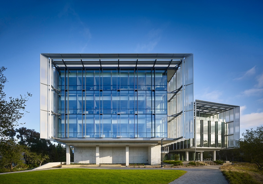 Architizer's tweet photo. Organized around 13 large “collaboratories,” this research building clusters interdisciplinary teams into shared lab environments designed to accelerate cross-field innovation.

📍 San Diego, USA #ArchitizerAwards
Project by: Perkins&amp;Will
Details: https://t.co/8tmWsOjzvp https://t.co/3HlkpjJdg2