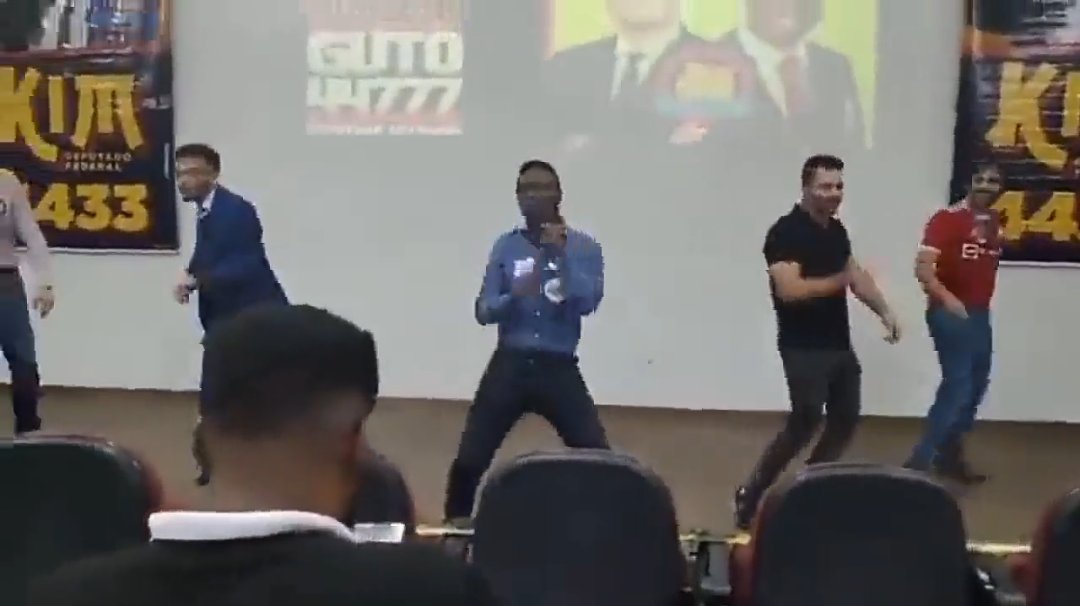 junior_ecg's tweet photo. @KimKataguiri A única pressão que você e as menines do bumbum livre fazem, é com as nádegas. 😂 https://t.co/7YvSQPtEBn