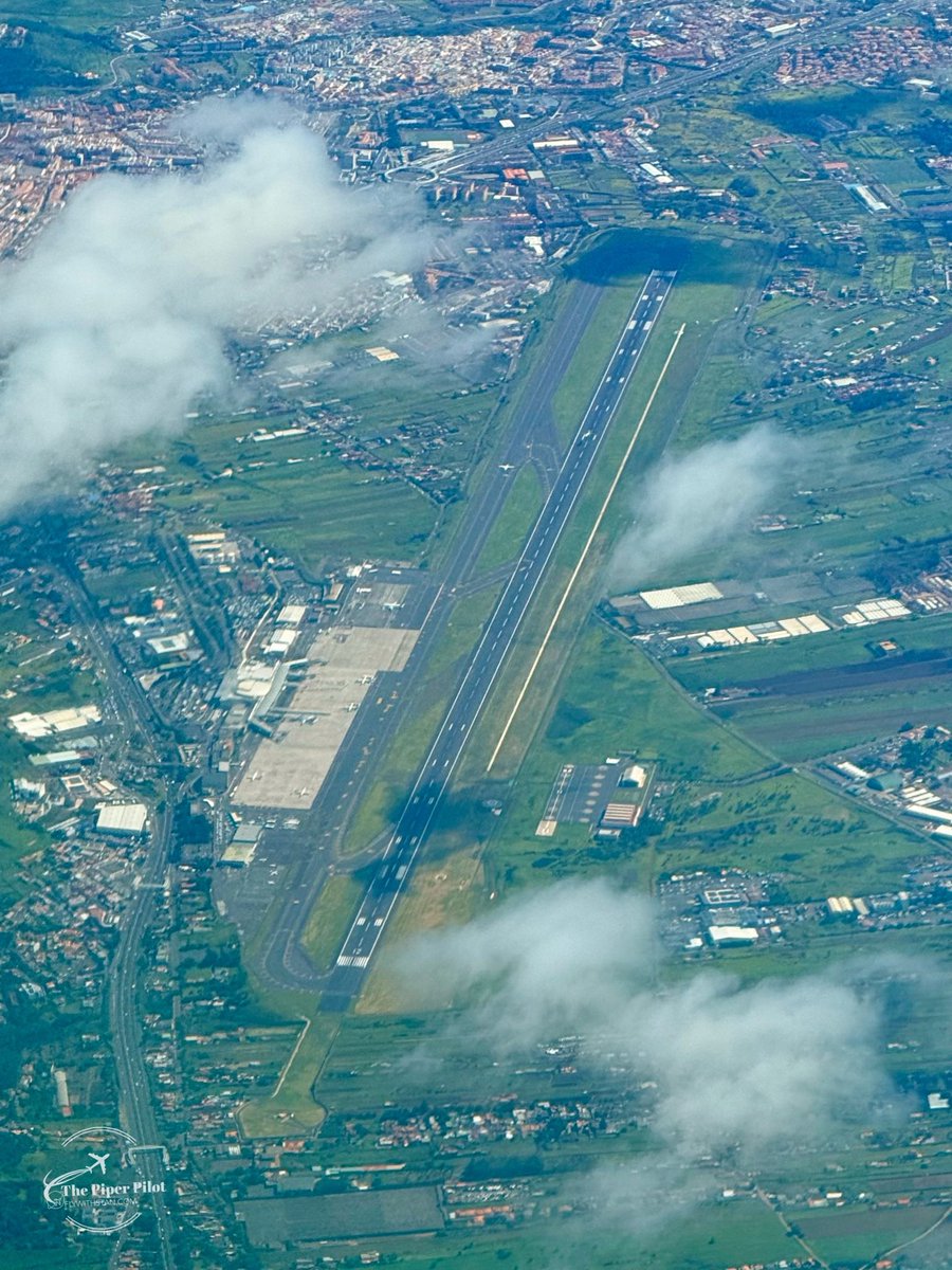 stani320's tweet photo. Aeropuerto de Tenerife Norte 🛬🛬🛫🛫🍃🍃😊👋 #tenerife #airport #canaries #avgeek #canarias #runway https://t.co/kRaOjpdVlW