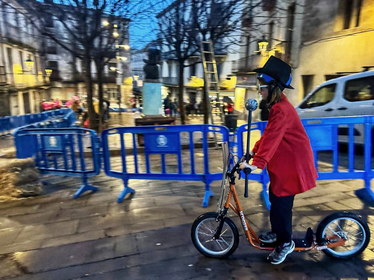 AjuntamentBerga's tweet photo. 🎉 El Carnaval de Cine ha celebrat aquest divendres la IV Baixada d’andròmines i trastos diversos!

🏎 Diferents bòlids han derrapat resseguint els revolts del circuit habilitat, des de la plaça de Sant Joan fins al portal de Sallagosa (plaça de les Fonts). https://t.co/Fqu023blhz