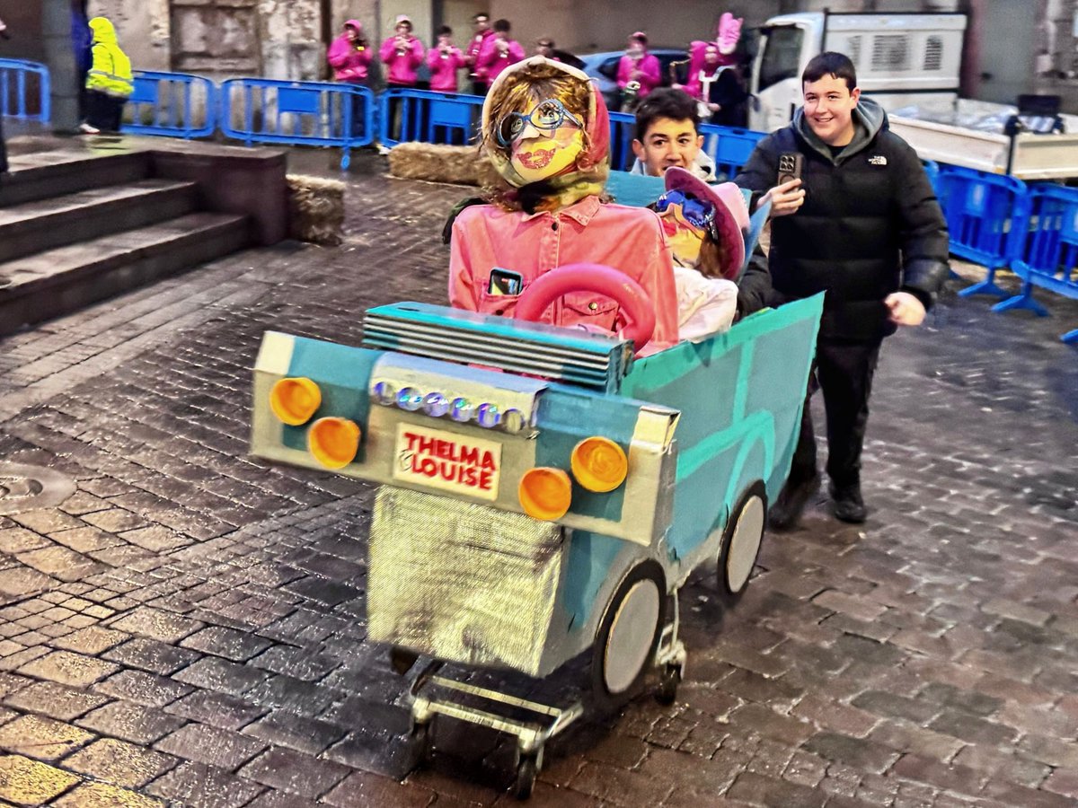 AjuntamentBerga's tweet photo. 🎉 El Carnaval de Cine ha celebrat aquest divendres la IV Baixada d’andròmines i trastos diversos!

🏎 Diferents bòlids han derrapat resseguint els revolts del circuit habilitat, des de la plaça de Sant Joan fins al portal de Sallagosa (plaça de les Fonts). https://t.co/Fqu023blhz