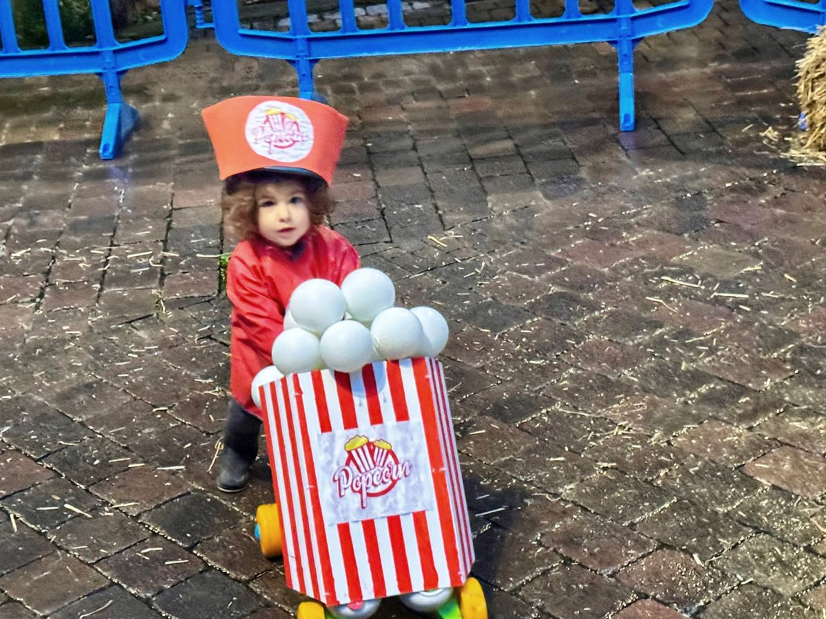 AjuntamentBerga's tweet photo. 🎉 El Carnaval de Cine ha celebrat aquest divendres la IV Baixada d’andròmines i trastos diversos!

🏎 Diferents bòlids han derrapat resseguint els revolts del circuit habilitat, des de la plaça de Sant Joan fins al portal de Sallagosa (plaça de les Fonts). https://t.co/Fqu023blhz