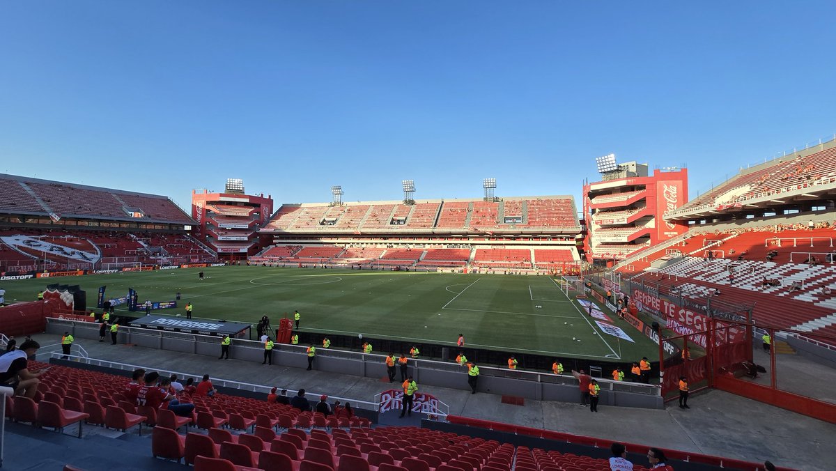 Así está el Estadio Ricardo Enrique Bochini a una hora del partido de #Independiente y #Lanus

(qué ganas de joder con estos horarios de 💩)