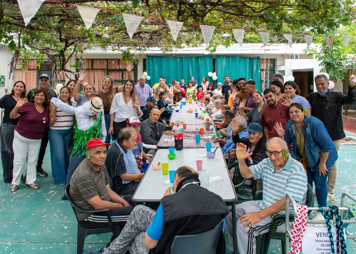 LrDesarrollo's tweet photo. En la Residencia San José compartimos una jornada de alegría a través de nuestra música, danzas y comidas típicas. Este año recuperamos el festival tradicional, la chaya, para que nuestros residentes disfruten plenamente de la fiesta del pueblo. 🌿🎊 https://t.co/9rZTHa7hUG