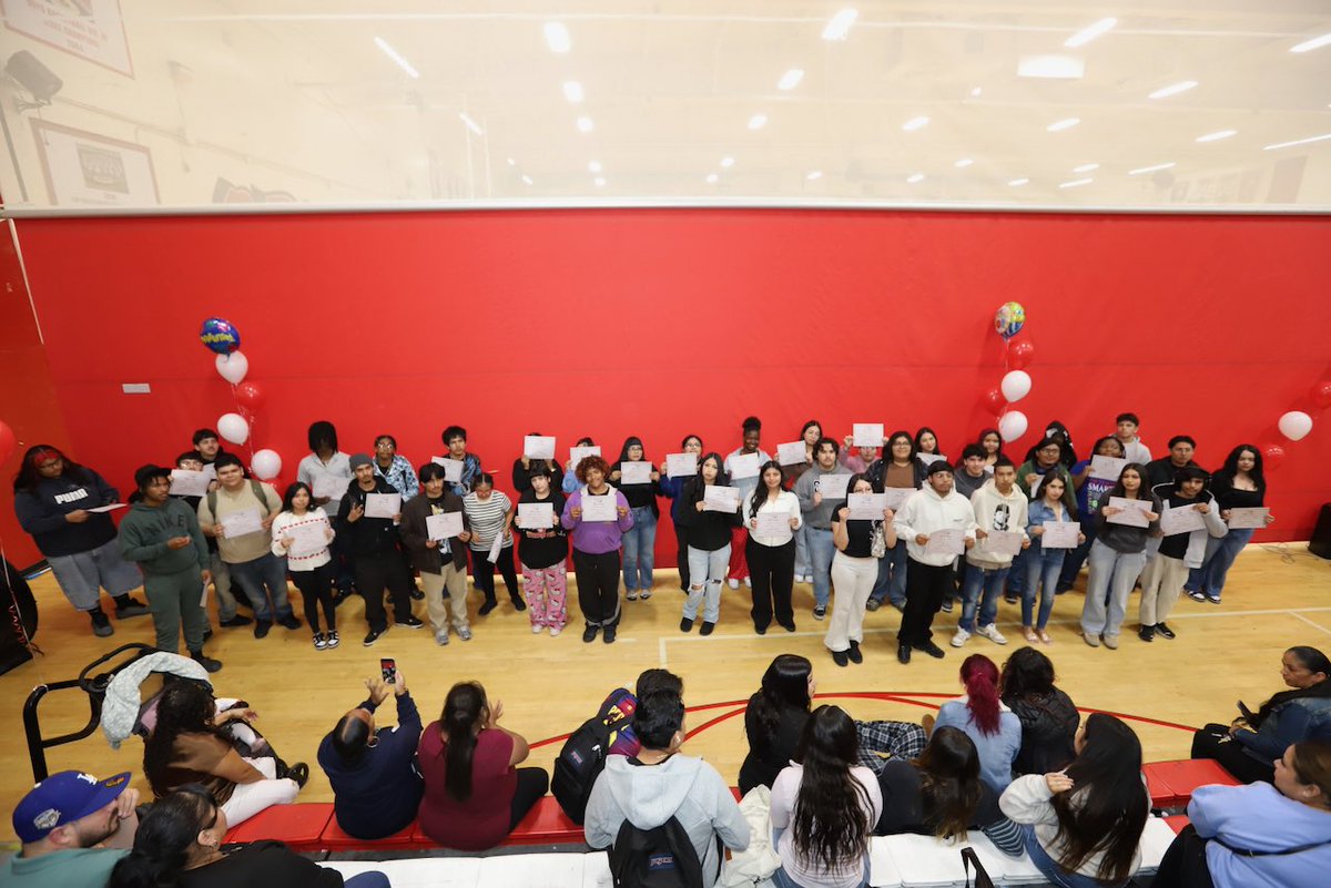 ComptonUnified's tweet image. 🎉 Centennial High School celebrated 231 scholars at its Honor Roll Assembly yesterday! 👏🏾
 
Families joined in honoring @bigtenapaches  scholars across all grades for their hard work &amp;amp; academic excellence. Great job, scholars!
 
#ComptonUnified #HonorRoll #centennialhighschool