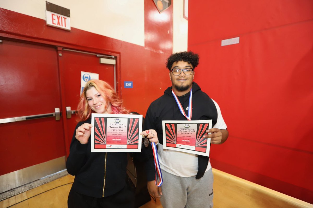 ComptonUnified's tweet image. 🎉 Centennial High School celebrated 231 scholars at its Honor Roll Assembly yesterday! 👏🏾
 
Families joined in honoring @bigtenapaches  scholars across all grades for their hard work &amp;amp; academic excellence. Great job, scholars!
 
#ComptonUnified #HonorRoll #centennialhighschool