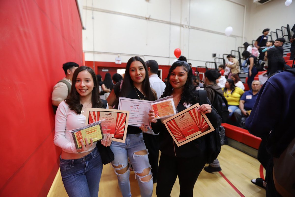 ComptonUnified's tweet image. 🎉 Centennial High School celebrated 231 scholars at its Honor Roll Assembly yesterday! 👏🏾
 
Families joined in honoring @bigtenapaches  scholars across all grades for their hard work &amp;amp; academic excellence. Great job, scholars!
 
#ComptonUnified #HonorRoll #centennialhighschool