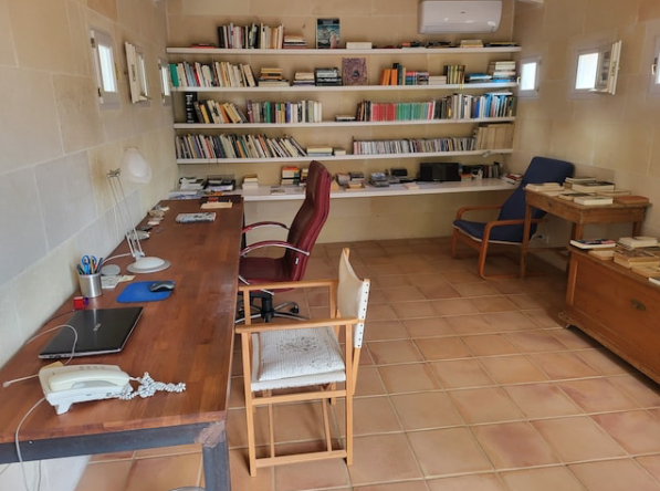 El gran #CeesNooteboom fotografiado por <a href="/trouw/">Trouw</a> en su casa de Menorca, donde murió el 11 de febrero. A la derecha, el estudio del escritor neerlandés en la isla que fue su refugio durante años. 
Es un consuelo saber que cerró los ojos allí. Y que siempre quedan sus libros, claro.