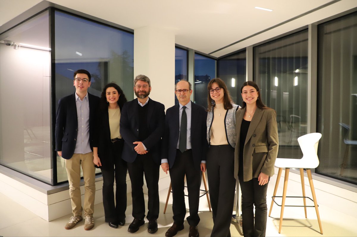 El martes tuvimos la primera charla de Sapere Aude. 

Se dialogó sobre qué es la Universidad, y quién mejor que <a href="/higiniomarin1/">higinio.marin</a> y <a href="/Torremarte1/">Torremarte (Alejandro Rodríguez de la Peña)</a> para hablarnos sobre ello. 

Muchas gracias a Inés, <a href="/ignaciionavass/">Ignacio Navas Valenzuela</a>,  <a href="/orianafreitasc/">Oriana Freitas</a> y a todos los que lo han hecho posible.