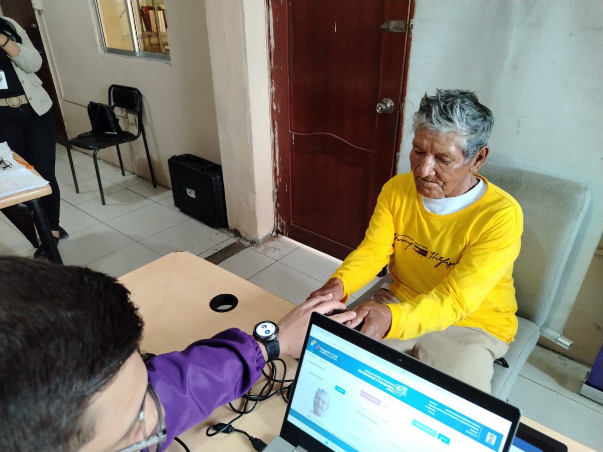 📍#Guayas | En el cantón Simón Bolívar, don Segundo Yeicon, a sus 88 años, realizó el proceso de cedulación por primera vez, gracias a la gestión del <a href="/RegistroCivilec/">Registro Civil Ecuador 🇪🇨</a> y <a href="/goberguayasec/">Gobernación del Guayas</a>.

✨Hoy cuenta con un número de identidad y acceso a servicios del Estado.

#ElNuevoEcuador🇪🇨
