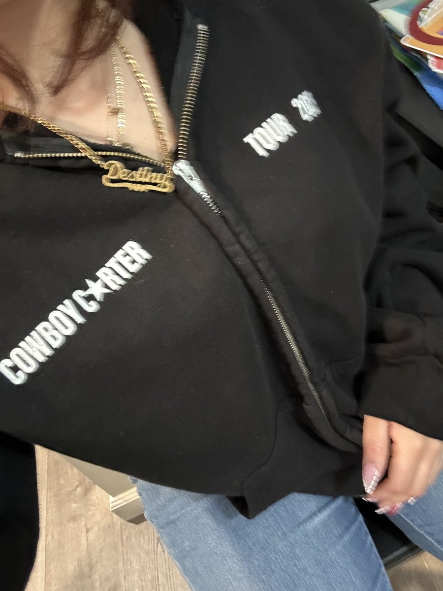 beynluv's tweet photo. The day I choose to wear my CC tour sweater outside the house.. BEYONCÉ FINALLY POST … LIKE WHAATTTT😆😆 https://t.co/XVXHrLQiWL