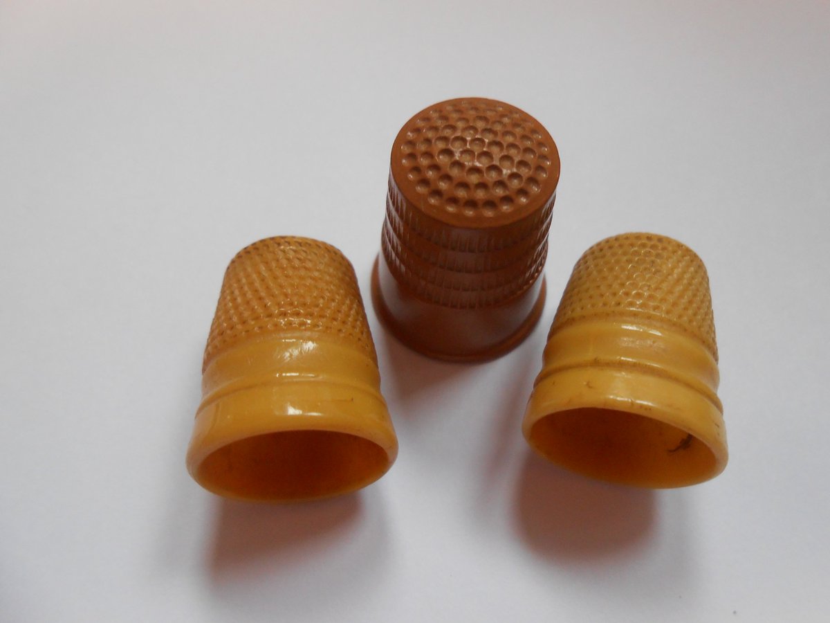 charingmarket's tweet photo. Tiny collectables, huge history. From early 1900s brass and steel thimbles to wartime Bakelite “housewife” kit pieces - plus a brilliant 5-cent Coca-Cola advertising example. 🧵✨
#Collecting #thimbles https://t.co/sOzbvWa5AM